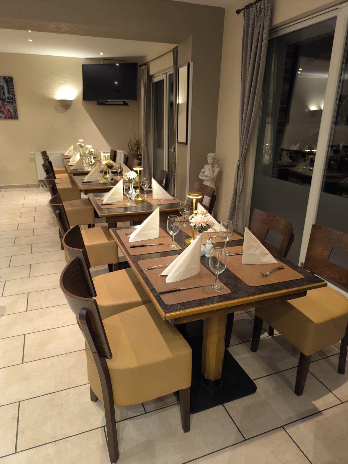 Tische im vorderen Bereich im Ristorante Perla