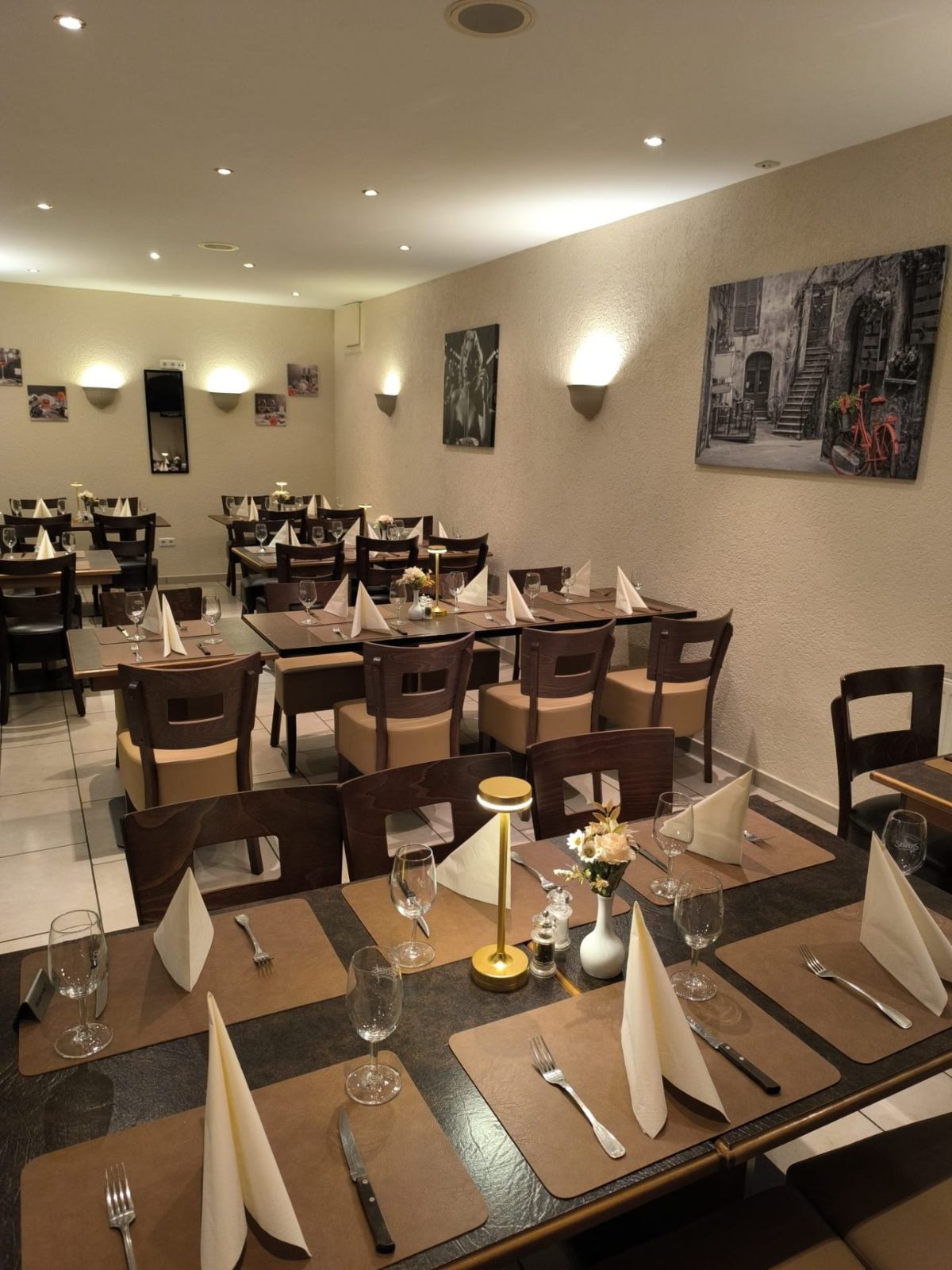 Der Gastraum, eingedeckt im Ristorante Perla
